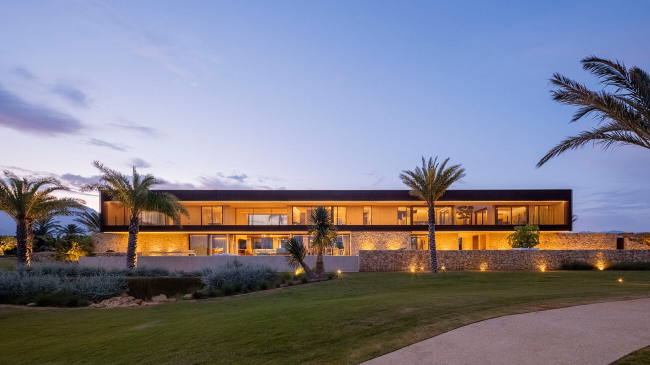 Casa Les Coves: arquitectura contemporánea en armonía con el paisaje mediterráneo
